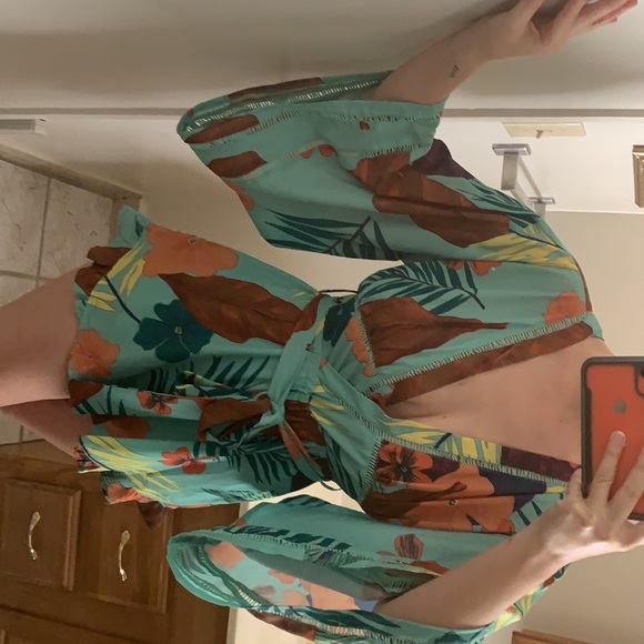 Beautiful Romper with bell Sleeves - Picture 4 of 4